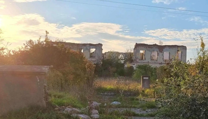Castelul Huszar Din Apalina Instagram - Reghin