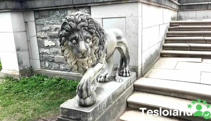 Castelul Peles Statuia Regelui Carol I - Sinaia