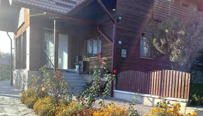 Casuta Din Livezi   Andreea Si Mihaela Cum Să Ajungi Acolo - Cacica