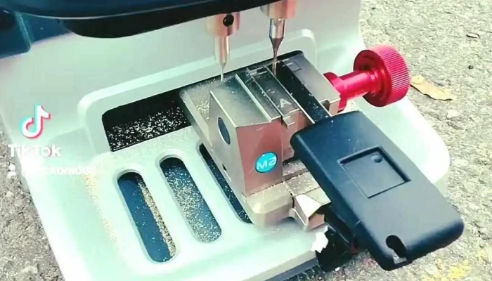 Lock -  O Copiat Chei Auto Oradea Deblocari Usi Deblocari Auto Reparatii Contacte Videoclipuri - Oradea