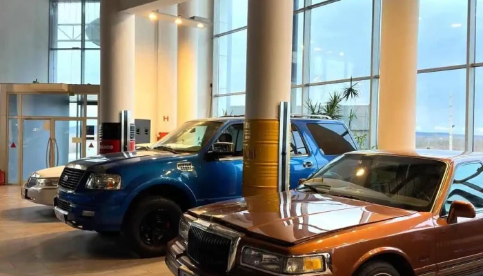 Royal Motors -  Interior - Bradu